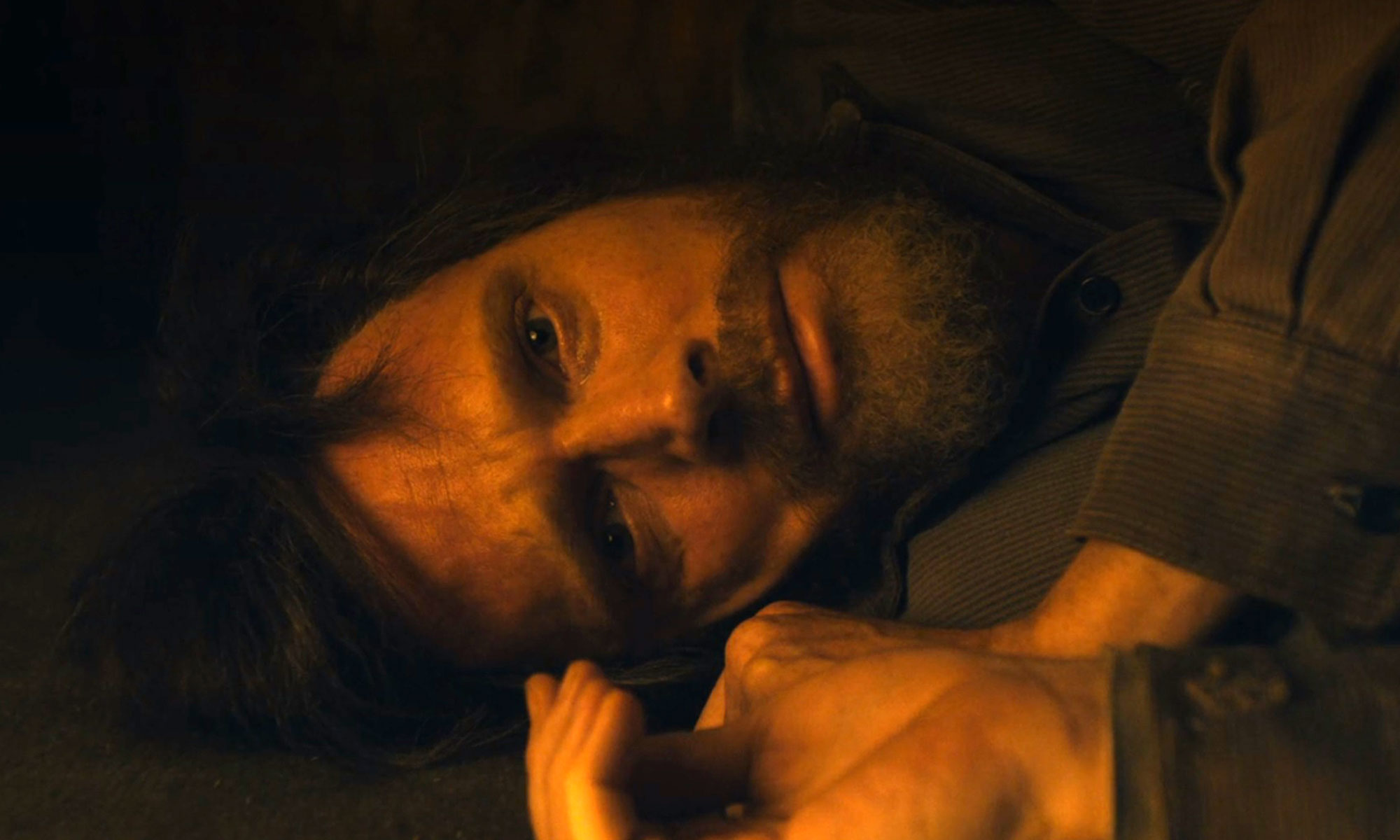 Keki hem yiyip hem de ondan bomba yapan bir adam